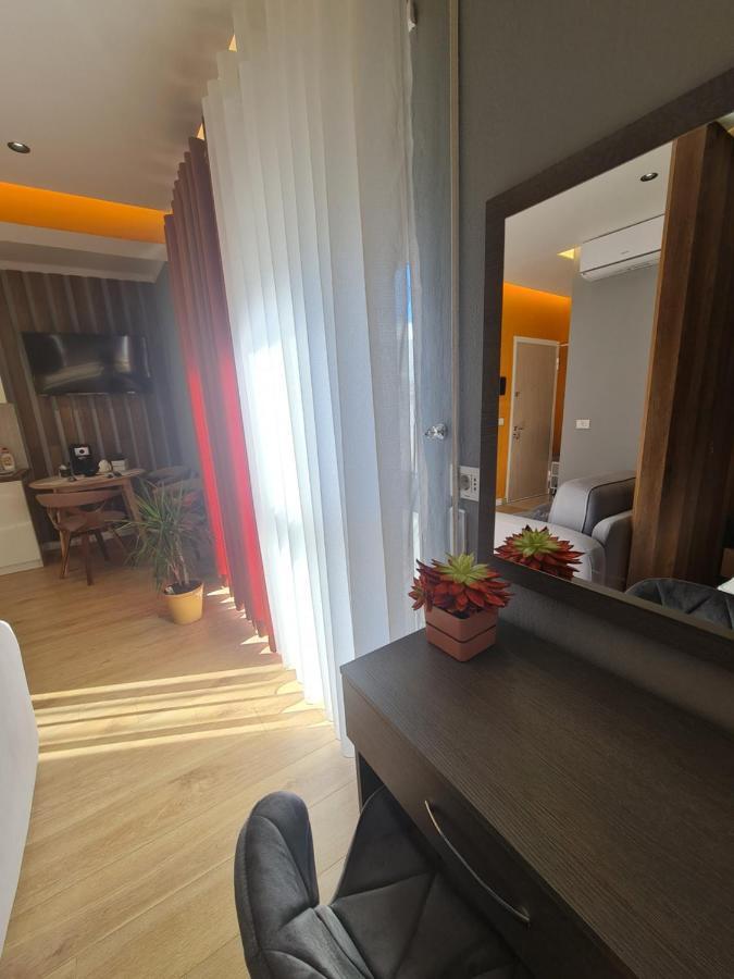 Sunny Apartment - Blloku Tirana, Near Lake Eksteriør billede