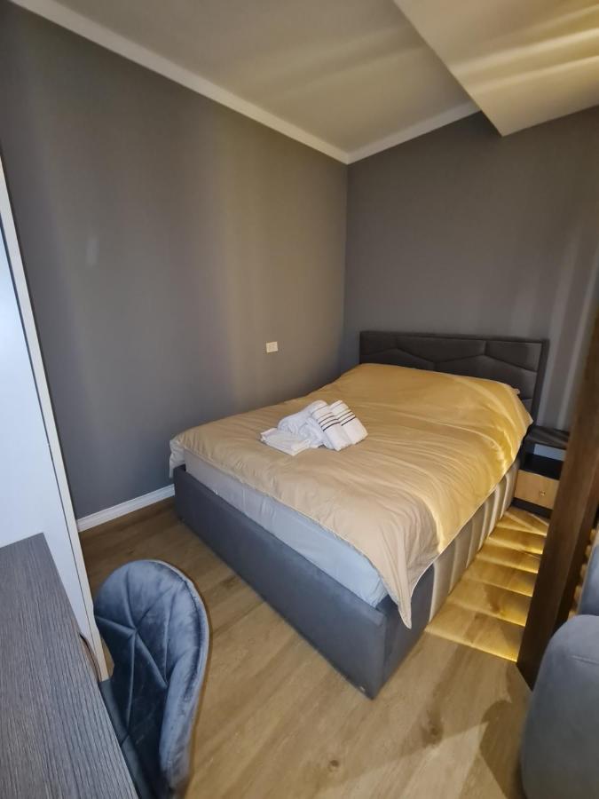 Sunny Apartment - Blloku Tirana, Near Lake Eksteriør billede