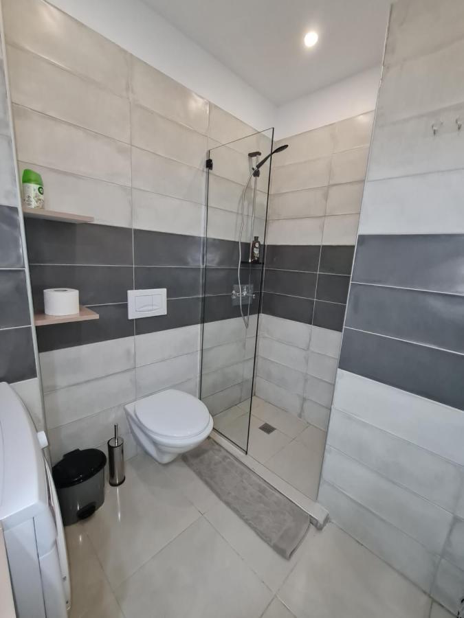 Sunny Apartment - Blloku Tirana, Near Lake Eksteriør billede