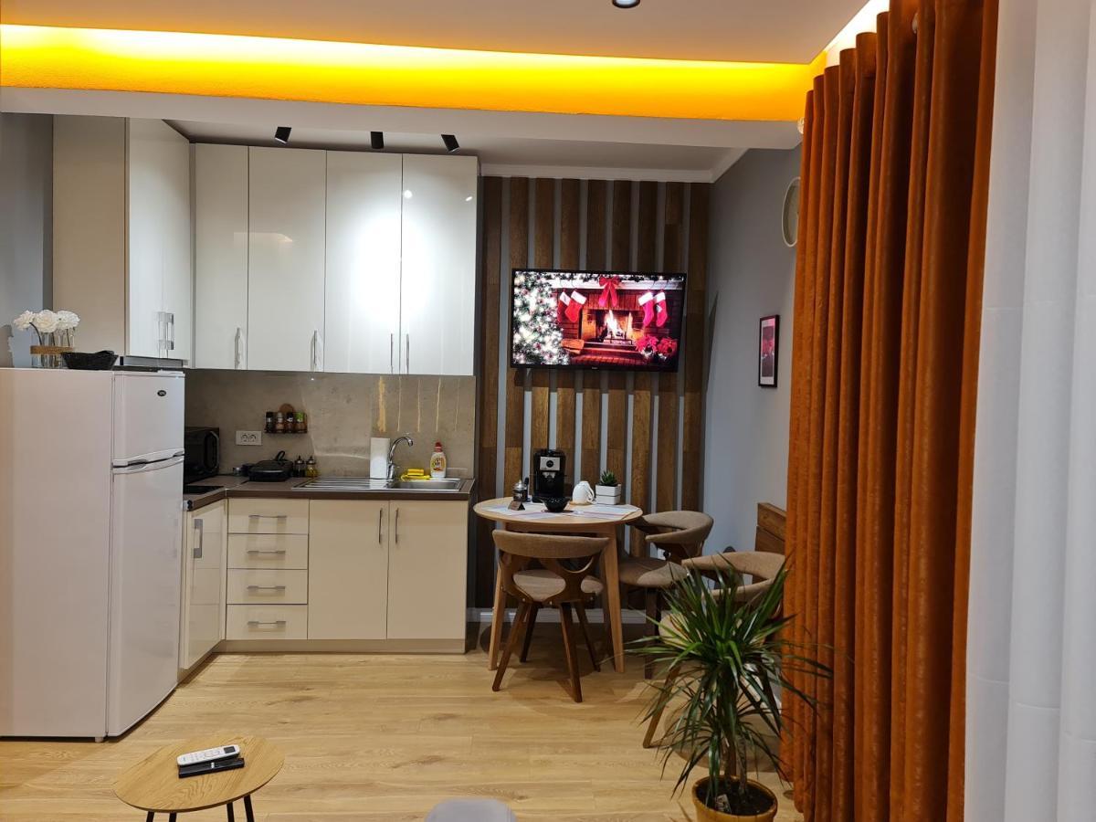 Sunny Apartment - Blloku Tirana, Near Lake Eksteriør billede