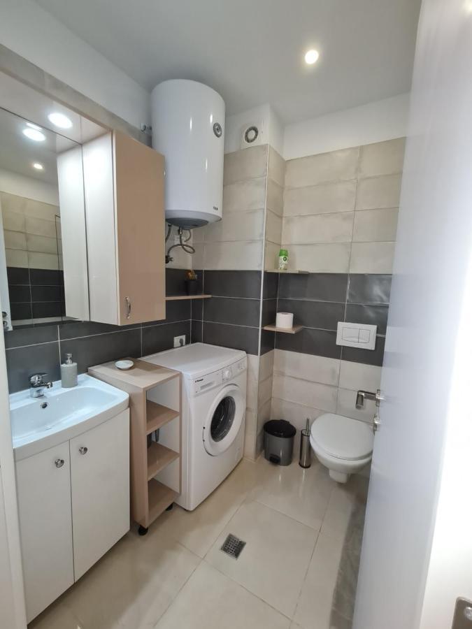 Sunny Apartment - Blloku Tirana, Near Lake Eksteriør billede